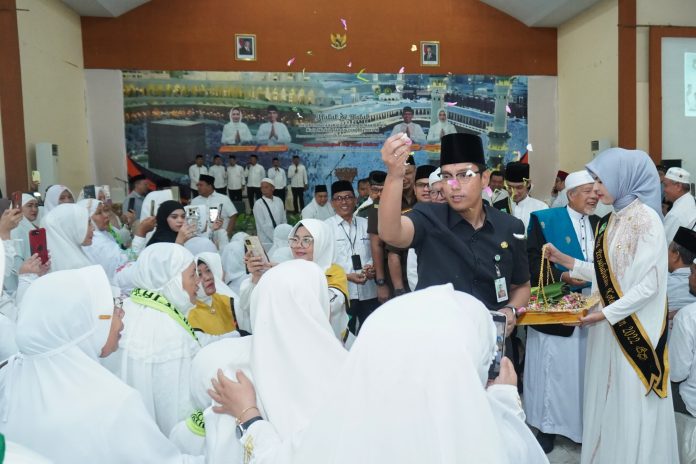 Rico Waas Wali Kota Medan Tepung Tawar Haji sekaligus acara halal bihalal sekaligus pemberangkatan Calhaj Kota Medan tahun 2025 yang digelar di Asrama Haji Medan, Selasa (22/04/2025).