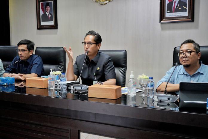 Teks Foto : Wali Kota Medan Rico Tri Putra Bayu Waas saat memimpin rapat Prioritas Pembangunan Wali Kota dan Wakil Wali Kota Medan & Efisiensi Anggaran Tahun 2025 di Balai Kota Medan, Selasa (22/04/2025). (Foto : Ist)