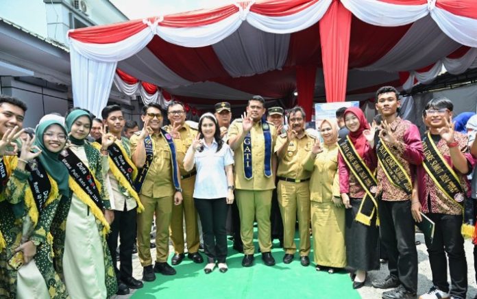 Gubsu Muhammad Bobby Afif Nasution bersama Wakil Menteri Kependudukan dan Pembangunan Keluarga Ratu Ayu Isyana Bagus Oka menghadiri Peluncuran Gerakan Ayah Teladan Indonesia (GATI) dan Pelayanan Vasektomi Serentak Indonesia di Puskesmas Tanah Tinggi, Kota Binjai, Senin (21/4/2025).