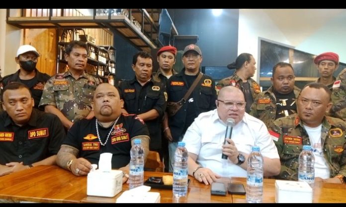 Razman Arif Nasution saat menggelar konperensi pers yang juga menjabat sebagai Ketua Bidang Komunikasi Publik Grib Jaya. Selasa 22 April 2025. (Foto Alian)