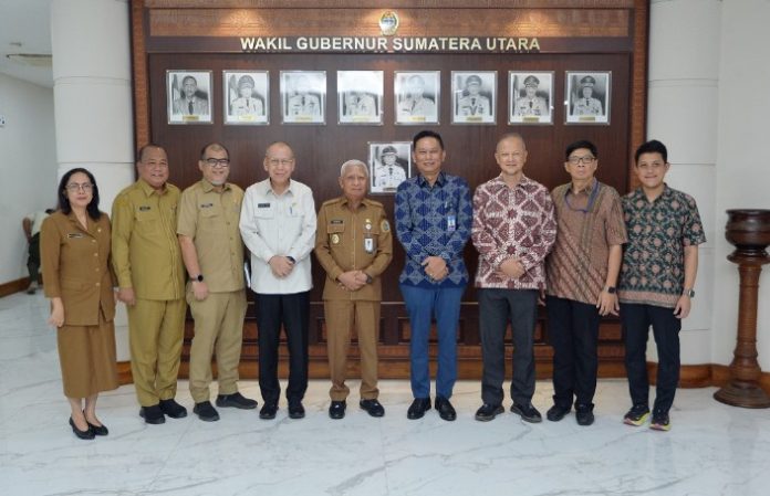 Teks Foto : Wagubsu Sumut Surya dan Kepala Perwakilan Bank Indonesia (BI) Wilayah Sumut Rudy B Hutabarat, bersama jajaran direksi lainnya di Ruang Kerja Wakil Gubernur Sumut, Jalan Pangeran Diponegoro Nomor 30 Medan, Selasa (22/04/2025). (Foto : Ist) 