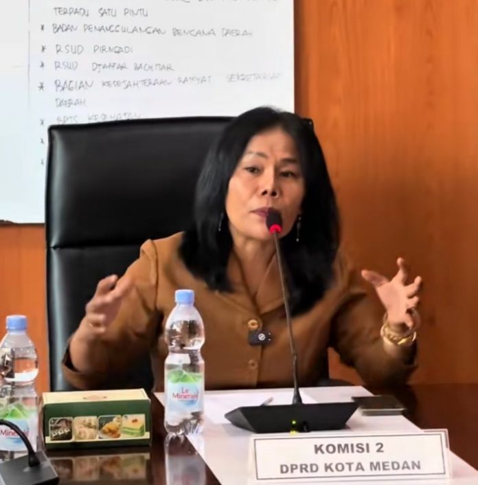 Wakil Ketua Komisi 2 Modesta Marpaung yang memimpin RDP yang dihadiri para Angota Komisi II DPRD Kota Medan, Anggota IBI dan Team Hukum. Senin (21/04/2025) diruang Komisi II DPRD Medan. (Alian/Smar)