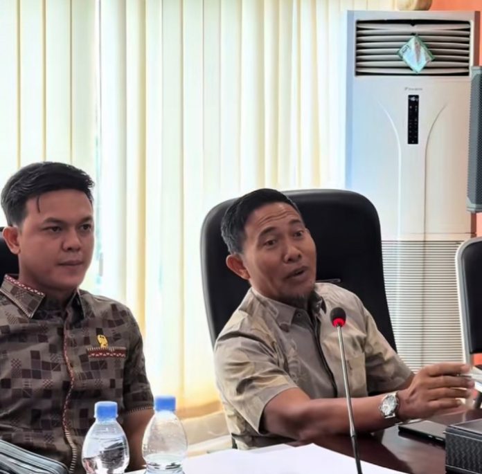 RDP Komisi III DPRD Medan dipimpin David Roni Ganda Sinaga Sekretaris didampingi HT. Bahrumsyah SH.MH Senin (21/04/2025) diruang Komisi III DPRD Medan. (Foto : Alian/Smart)