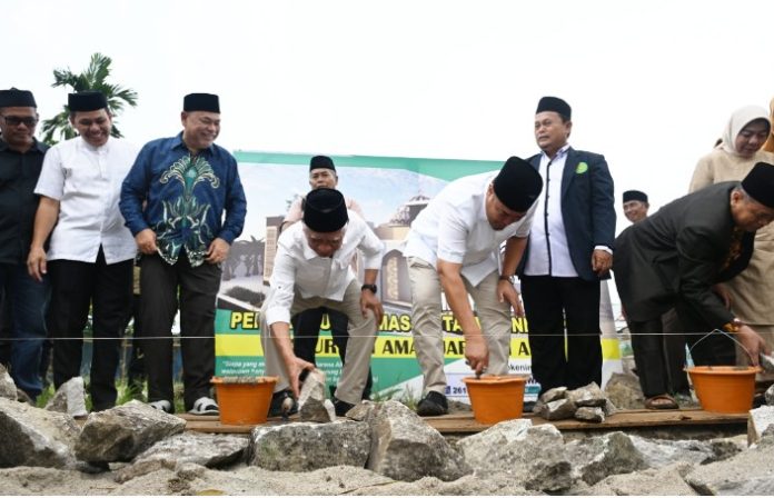 Wakil Gubernur (Wagub) Sumatera Utara (Sumut) Surya melakukan Peletakan Batu Pertama Peresmian Pembangunan Masjid Taqwa Indrapura, Kecamatan Airputih, Kabupaten Batubara, Minggu (27/04/2025).