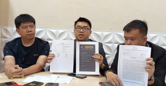 Bobby Christian Halim ST. SH. MH CPM  Kuasa Hukum Warga Jalan Gandhi Medan diapit Warga Jalan Gandhi Benny dan Darwis
