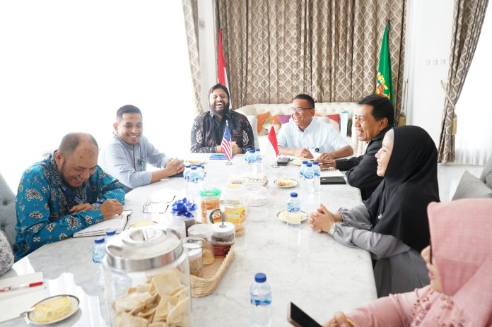 Wakil Wali Kota Medan H. Zakiyuddin Harahap saat menerima kunjungan Wakil Konsul Amerika Serikat Untuk Politik dan Ekonomi Suraj S. Mungara di kediaman pribadi Zakiyuddin Harahap, jalan Gurilla, Selasa (06/05/2025). (Foto : Ist)