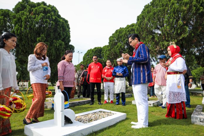 Teks Foto : Wali Kota Medan Rico Tri Putra Bayu Waas memimpin upacara ziarah rombongan dalam rangka peringatan Hari Pahlawan Nasional Kapitan Pattimura ke -208 tingkat Kota Medan di makam Pahlawan, jalan Sisingamangaraja, Kamis (15/05/25). (Foto : Ist)