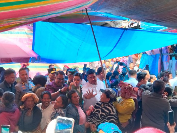 Gubernur Sumatera Utara Bobby Nasution mendampingi Wakil Presiden RI Gibran Rakabuming Raka mengunjungi Puskesmas Sigompul, Kecamatan Lintong Nihuta, Kabupaten Humbang Hasundutan, Jumat (16/05/2025). (Foto : Ist)