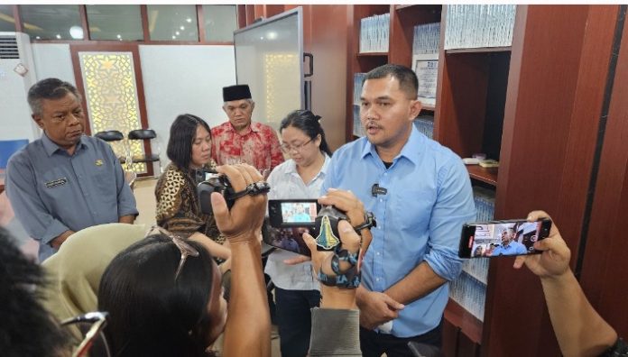 Teks Foto : Kepala Dinas Pendidikan Sumatera Utara (Sumut) Alexander Sinulingga menjelaskan tentang Sistem Penerimaan Murid Baru (SPMB) di Sumut, di kantornya, Jumat (02/05/2025) Kepada para Insan Pers. 