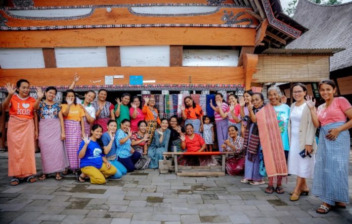 Teks Foto : Ketua Dewan Kerajinan Nasional Daerah (Dekranasda) Sumatera Utara (Sumut) Kahiyang Ayu mengunjungi Galery Ulos Hutaraja yang berada di kawasan Kampung Ulos Hutaraja, Dusun II, Desa Lumban Suhi-suhi Toruan, Kecamatan Pangururan Kabupaten Samosir, Provinsi Sumut, Minggu (04/05/2025). (Foto Ist).