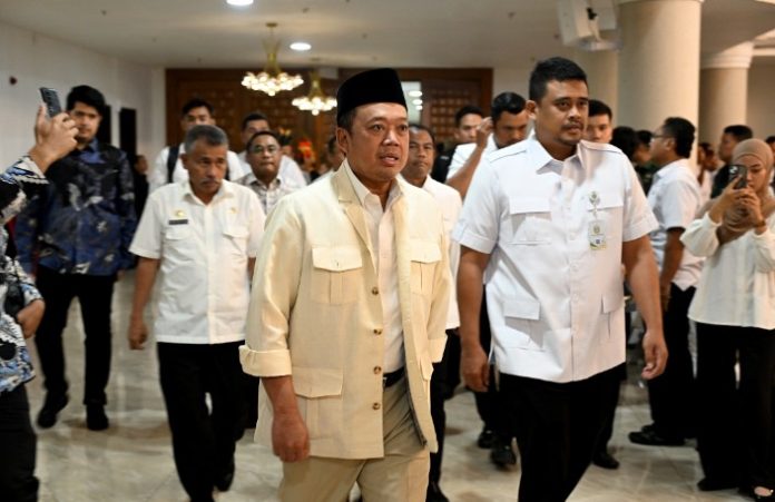 Teks Foto : Mentri ATR BPN RI Nusron Wahid didampingi Gubernur Sumatera Utara (Sumut) Muhammad Bobby Afif Nasution bersama Wakil Gubernur Sumut H. Surya, Ketua DPD Sumut Erni Ariyanti, Forkopimda, serta para Bupati/Walikota Se-Sumut melakukan rapat koordinasi tentang permasalahan pertanahan di Sumut bersama Menteri ATR/BPN Nusron Wahid di Aula Raja Inal Siregar, Kantor Gubernur, Jalan Diponegoro, Medan, Rabu (07/05/2025). (Foto : Ist) 
