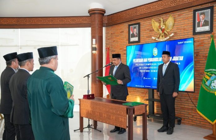 Teks Foto : Gubernur Sumatera Utara (Sumut) Muhammad Bobby Afif Nasution melantik Pejabat Pimpinan Tinggi Pratama di Lingkungan Pemprov.Sumut, Kepala Biro Umum Chusnul Fanany Sitorus dan Kepala Biro Pengadaan Barang dan Jasa Chandra Dalimunthe Sekretariat Daerah Provinsi Sumatera Utara di Lantai 9 Kantor Gubenur Sumut Jalan Diponegoro Nomor 30 Medan, Jumat (09/05/2025). (Foto : Ist) 