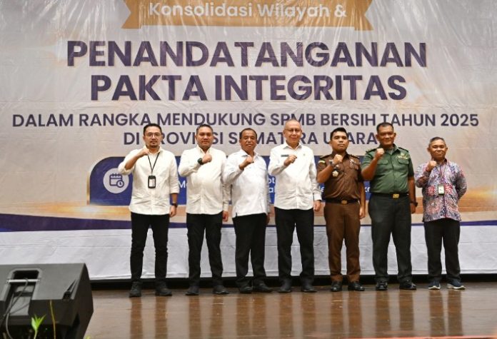 Teks Foto : Kepala Dinas Pendidikan Sumut Alexander Sinulingga menjawab pertanyaan wartawan usai acara Konsolidasi Wilayah dan Penandatanganan Pakta Integritas dalam rangka mendukung Sistem Penerimaan Murid Baru (SPMB) Bersih Tahun 2025 Provinsi Sumatera Utara di Hotel Grand Mercure Jalan Sutomo Nomor 1 Medan, Rabu (14/5/2025). (Foto : Ist)
