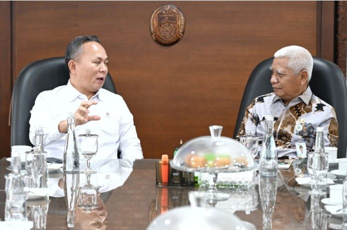 Teks Foto  Wakil Gubernur Sumatera Utara ( Sumut) Surya menerima kunjungan Wakil Menteri Hukum dan Hak Azasi Manusia, RI Mugiyanto Sipin, di Kantor Gubernur Sumut, Jalan Diponegoro Nomor 30 Medan, Kamis (15/5/2025). (Foto : Ist) 