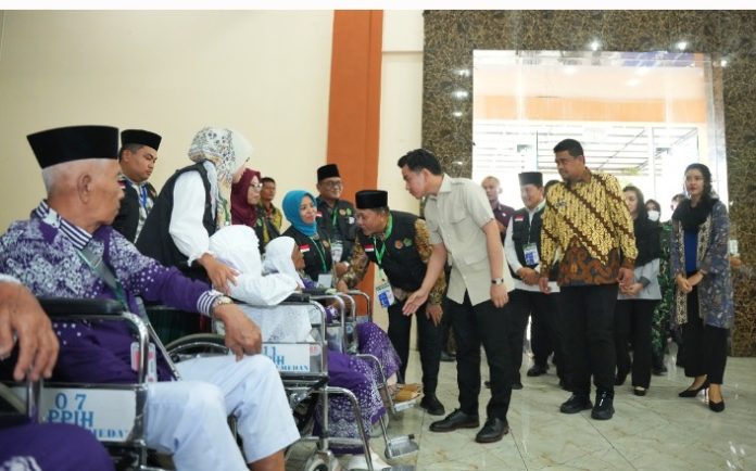 Teks Foto : Gubernur Sumut Bobby Nasution dan Ketua TP PKK Sumut Kahiyang Ayu Bobby Nasution mendampingi Wakil Presiden (Wapres) Republik Indonesia Gibran Rakabuming Raka meninjau pelepasan Jemaah Haji kloter 12 di Asrama Haji Embarkasi Jalan AH Nasution Kota Medan, Kamis (15/5/2025). (Foto : Ist)