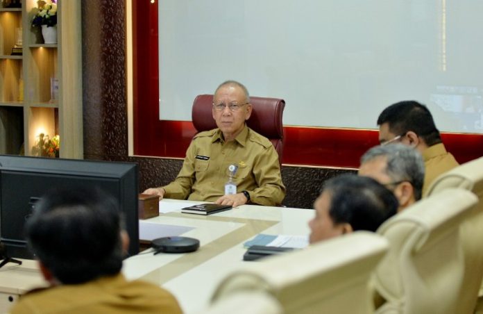 Teks Foto :  Penjabat (Pj) Sekretaris Daerah Provinsi (Sekdaprov) Sumut Effendy Pohan mengikuti Rapat Koordinasi Pengendalian Inflasi Daerah dan Sosialisasi Instruksi Presiden Nomor 9 Tahun 2025 tentang Percepatan Pembentukan Koperasi Desa/Kelurahan Merah Putih secara daring melalui Zoom meeting yang diselenggarakan oleh Kemendagri, di Ruang Smart Province Lantai 6 Kantor Gubernur Sumut Jalan Diponegoro, Kota Medan, Senin (19/05/2025). (Foto : Ist).