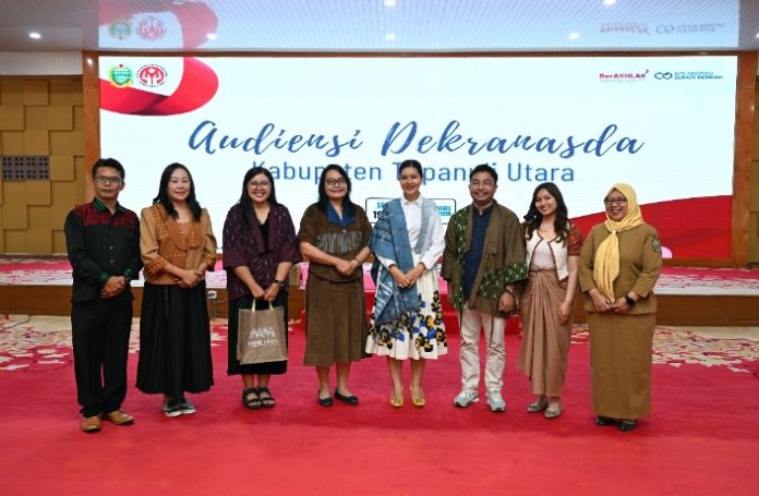 Teks Foto :  Ketua Dekranasda Sumut Kahiyang Ayu menerima audiensi Dekranasda Kabupaten Tapanuli Utara di Aula Tengku Rizal Nurdin, Rumah Dinas Gubernur Sumut, Jalan Sudirman No. 41, Medan, Senin (19/5/2025). (Foto : Ist).
