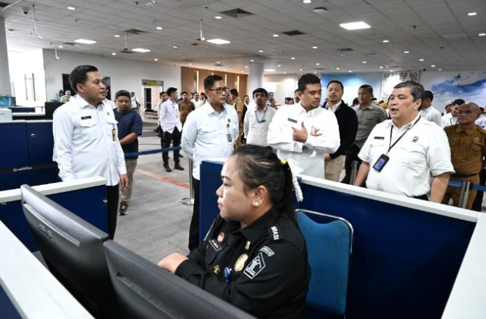 Teks Foto : Gubernur Sumatera Utara (Sumut) Bobby Afif Nasution, meninjau autogate, PMI Lounge dan VIP Bandara Kualanamu di Terminal A Bandara Kualanamu, Senin (19/5/2025). (Foto : Ist) 