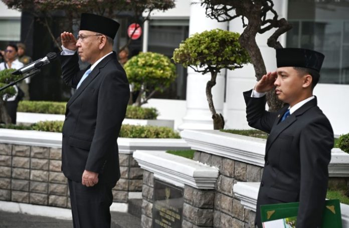 Teks Foto : Penjabat (Pj) Sekretaris Daerah Provinsi Sumatera Utara (Sumut) Effendy Pohan memimpin upacara Peringatan ke-117 Hari Kebangkitan Nasional, yang berlangsung di halaman apel Kantor Gubernur Sumut, Jalan Pangeran Diponegoro Nomor 30 Medan, Selasa (20/05/2025). (Foto : Ist) 
