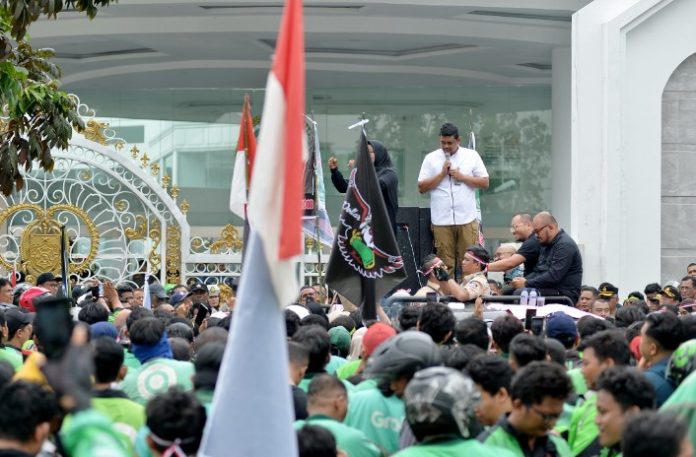 Teks Foto : Gubernur Sumatera Utara (Sumut) Muhammad Bobby Afif Nasution menemui dan mendengarkan keluhan para driver ojek online (Ojol) roda dua, yang melakukan unjuk rasa di depan Kantor Gubernur Sumut, Jalan Diponegoro 30 Medan, Selasa (20/05/2025). Gabungan Ojek Roda Dua Medan Sekitar (GODAMS) yang menggelar ‘Aksi Damai 205’ memprotes kebijakan aplikator yang dianggap merugikan para driver online. (Foto : Ist) 
