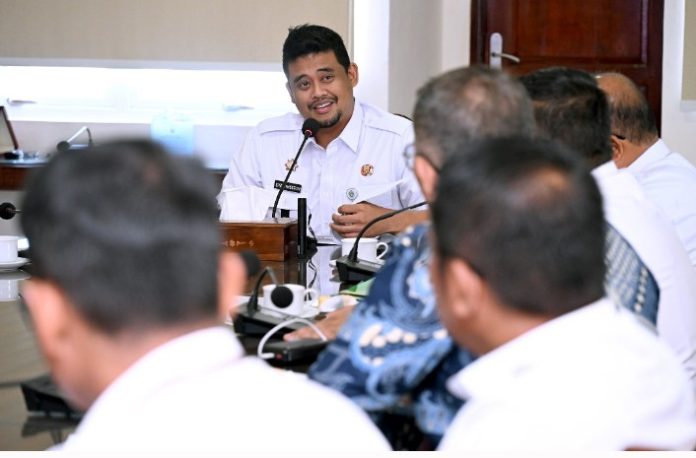 Teks Foto :  Gubernur Sumut Bobby Nasution memimpin Rapat Produksi dan Hilirisasi Komoditas Jeruk bersama Kabupaten Karo, Simalungun, Pakpak Bharat dan Dairi di Ruang Rapat Gubernur Sumut, lantai 10 Kantor Gubernur Sumut, Jalan Diponegoro No. 30, Medan, Rabu (21/05/2025). (fFoto : Ist).