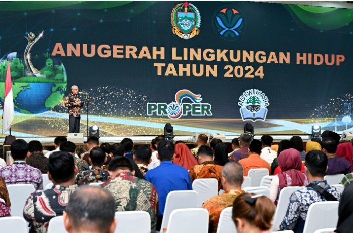 Teks Foto : Wakil Gubernur Sumut Surya menyerahkan Anugerah Lingkungan Hidup Tahun 2024 yang diselenggarakan Dinas Lingkungan Hidup dan Kehutanan Provinsi Sumut di Aula Raja Inal Siregar, Lantai 2 Kantor Gubernur Sumut, Jalan Diponegoro Nomor 30, Medan, Kamis (22/05/2025). (Foto : Ist).