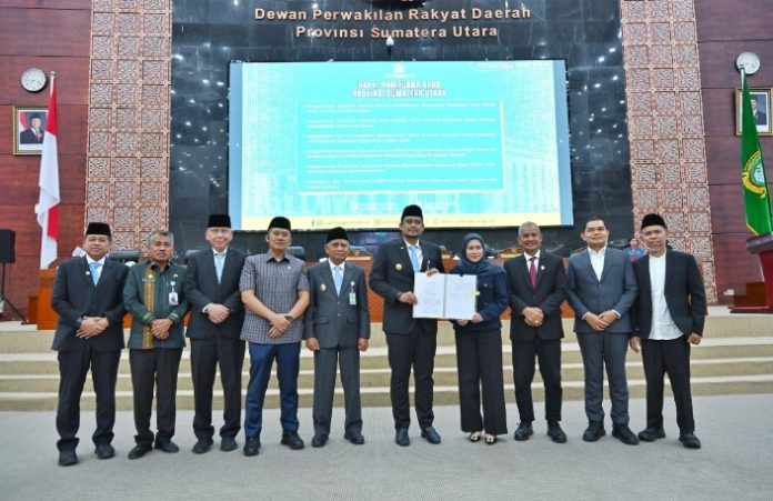 Teks Foto : Gubernur Sumatera Utara (Sumut) Muhammad Bobby Nasution bersama Wakil Gubernur Sumut Surya menghadiri Sidang Paripurna Dewan Perwakilan Rakyat Sumut (DPRD-SU) tentang Penyampaian Penjelasan Ranperda RPJMD Prov. Sumut Tahun 2025-2029 oleh Gubernur Sumut di Ruang Sidang Paripurna DPRD Prov.Sumut Jalan Kapten Maulana Lubis Nomor 1 Medan, Kamis (22/5/2025). (Foto : Ist)