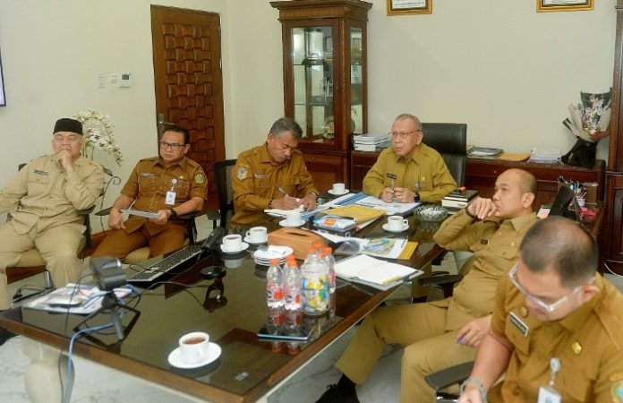 Teks Foto :  Pj Sekretaris Daerah Provinsi (Sekdaprov) Sumatera Utara (Sumut) Effendy Pohan memimpin Rapat secara daring melalui aplikasi Zoom bersama seluruh Sekda Kabupaten/Kota Se-Sumut di ruang kerja Sekda Provinsi Sumut Lantai 9 Kantor Gubernur Sumut Jalan Dipenogoro, Kota Medan, Senin (26/5). Rapat tersebut menindak lanjuti Surat Edaran Kemendagri RI mengenai dukungan Pemerintah Daerah dalam penyedian tanah untuk pembangunan Satuan Pelayanan Pemenuhan Gizi (SPPG).(Foto : Ist).