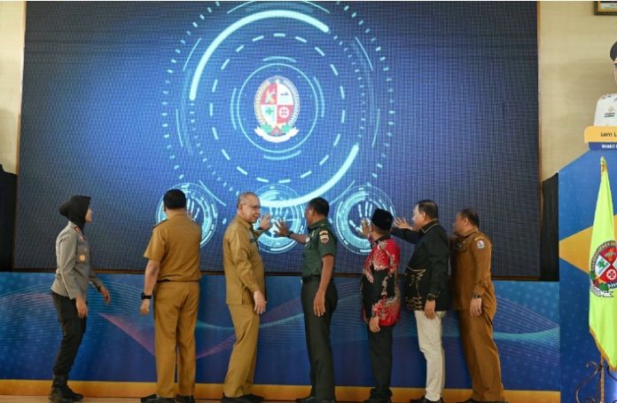 Teks Foto :  Pj Sekdaprov Sumatera Utara (Sumut) Arman Effendy Pohan secara simbolis bersama Bupati Deliserdang Asri Ludin Tambunan di dampingi Forkopimda Kabupaten, membuka acar Musrenbang RPJMD Kabupaten Deliserdang Tahun 2025-2029, di Aula Cendana Lantai 2 Kantor Bupati Deliserdang, Selasa, 27 Mei 2025. (Foto : Ist) 