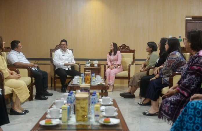 Teks Foto : Gubernur Sumatera Utara (Sumut) Bobby Nasution menerima audiensi Panitia Musyawarah Pelayanan Moria GBKP Tahun 2025 di ruang kerja Lantai 10 Kantor Gubernur Sumut Jalan Diponegoro Kota Medan, Rabu (28/5).(Foto : Ist).