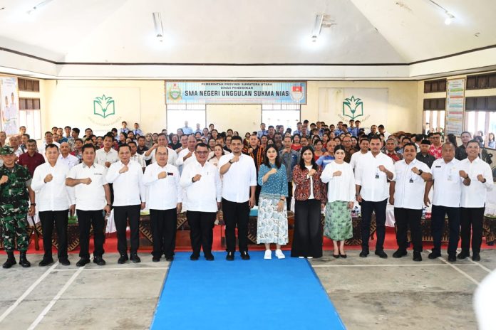 Teks Foto :  Gubernur Sumatera Utara Bobby Nasution didampingi Ketua TP PKK Sumut Kahiyang Ayu menghadiri acara Penyerahan Aset Lahan SMA Negeri Unggulan Sukma Nias dari Pemko Gunungsitoli kepada Pemprov Sumut di SMA Negeri Sukma, Gunungsitoli, Sabtu (14/6/2025). Pada kesempatan tersebut Gubernur Sumut Bobby Afif Nasution bersama Walikota Gunungsitoli Sowa'a Laoli menandatangani berita acara penyerahan aset lahan kemudian berkeliling meninjau lokasi sekolah SMA Negeri Unggulan Sukma Nias. (Foto : Ist) 