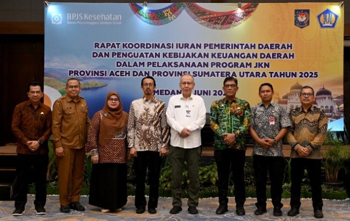 Teks Foto :  Pj Sekretaris Daerah Provinsi Sumatera Utara (Sumut) Effendy Pohan menghadiri sekaligus membuka Rapat Koordinasi Iuran Pemerintah Daerah dan Penguatan Kebijakan Keuangan Daerah Dalam Pelaksanaan Program JKN Provinsi Aceh dan Sumut Tahun 2025, di Ballrrom Hotel Santika Dyandra, Jalan Kapten Maulana Lubis, Medan, Selasa (03/06/2025). (Foto : Ist) 