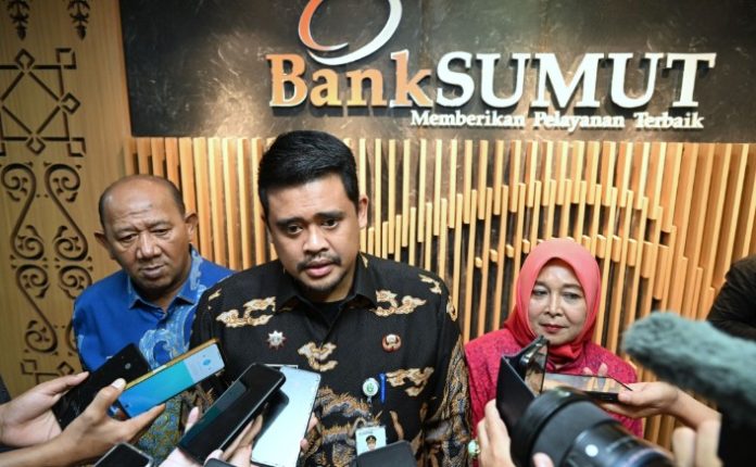 Teks Foto : Gubernur Sumut, Bobby Nasution saat sesi wawancara usai Rapat Umum Pemegang Saham (RUPS) Luar Biasa PT. Bank Sumut di Ruang Rapat lantai 3 Kantor Pusat Bank Sumut, Jalan Imam Bonjol, Medan, Selasa (03/06/2025). (Foto : Ist).