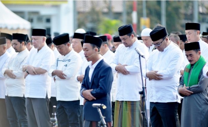Teks Foto : Gubernur Sumatera Utara (Sumut) Bobby Nasution dan Wakil Gubernur Sumut Surya beserta Bupati Deliserdang Asri Ludin Tambunan melaksanakan Salat Iduladha 1446 H di Alun-alun Pemerintahan Kabupaten Deliserdang, Kecamatan Lubukpakam, Kabupaten Deliserdang, Jumat (06/06/20225). (Foto : Ist)