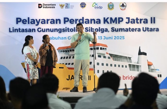 Teks Foto :  Gubernur Sumatera Utara Bobby Nasution bersama Dirut PT. ASDP Heru Widodo melakukan pelepasan perdana KMP Jatra II lintasan Gunung Sitoli - Sibolga di Pelabuhan Angin Kota Gunung Sitoli, Pulau Nias, Jumat (13/6/2025). Gubernur juga melakukan dialog kepada masyarakat serta meninjau langsung kondisi Kapal KMP Jatra II.(Alian/Rel) 