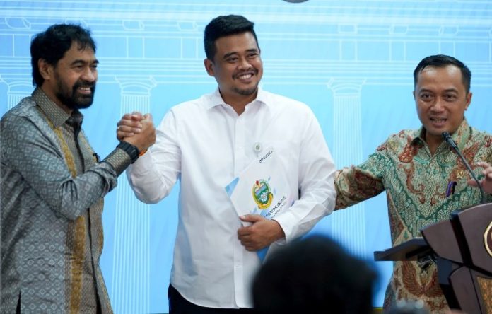 Teks Foto : Gubernur Sumut Bobby Nasution bersalaman dengan Gubernur Aceh Muzakir Manaf disaksikan Mensesneg Prasetyo Hadi dan Mendagri Tito Karnavian usai konferensi pers bersama di Kantor Presiden, Kompleks Istana Kepresidenan, Jakarta, Selasa (17/6/2025). Hal ini sekaligus menandai selesainya polemik dan sengketa empat pulau. (Foto : Ist)