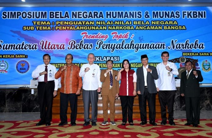 Teks Foto :  SUMUT BEBAS NARKOBA Pj Sekretaris Daerah Provinsi Sumatera Utara (Sumut) Effendy Pohan menghadiri sekaligus membuka acara Simposium Bela Negara Humanis dengan tema Sumatera Utara Bebas Penyalahgunaan Narkoba di Aula Raja Inal SIregar, Kantor Gubernur Sumut, Jalan Diponegoro 30, Medan, Rabu (18/06/2025). (Foto : Ist) 