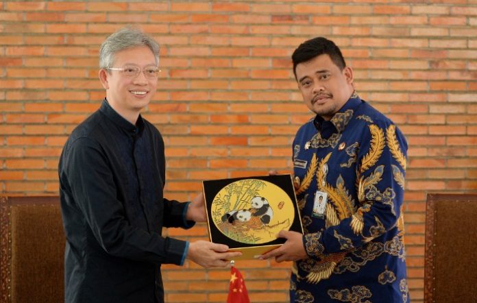 Teks Foto : Gubernur Sumatera Utara (Sumut) Bobby Nasution menerima kunjungan kehormatan Duta Besar luar biasa dan berkuasa penuh Republik Rakyat Tiongkok (RRT) untuk Indonesia di Anjungan Lantai 9 Kantor Gubernur Sumut Jalan Diponegoro 30, Kota Medan, Kamis (19/06/2025). Kunjungan tersebut membahas berbagai kerja sama di berbagai bidang antara RRT dan Provinsi Sumut khususnya.(Foto : Ist) 