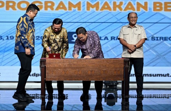 Teks Foto : Gubernur Sumatera Utara (Sumut) Bobby Nasution menyaksikan Penandatanganan Nota Kesepahaman antara Kepala Badan Gizi Nasional Dadan Hindayana dengan Bupati Nias Barat Eliyunus Waruwu sebagai perwakilan dari Bupati dan Walikota Siantar Wesley Silalahi sebagai perwakilan Walikota Sumut, di Aula Raja Inal Siregar Kantor Gubernur Sumut, Jalan Dponegoro 30 Medan, Kamis (19/6/2025). Hadir pada kesempatan tersebut Wakil Gubernur Sumut Surya serta para Bupati dan Walikota se- Sumut. (Foto : Ist) 