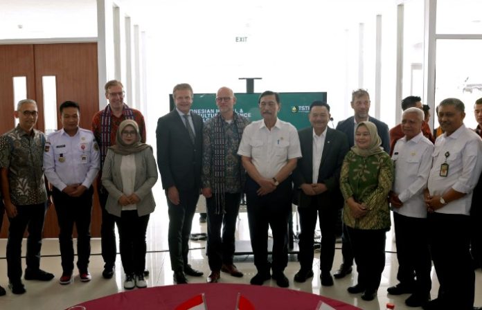 Teks Foto :  Wakil Gubernur Sumut Surya menghadiri Pertemuan Ketua Dewan Ekonomi Nasional (DEN) Luhut Binsar Pandjaitan dengan delegasi Misi Ekonomi Belanda (Netherlands Economic Mission) yang dipimpin oleh Wakil Menteri Hubungan Ekonomi Belanda Michiel Sweers, serta Wakil Menteri Pertanian, Perikanan, dan Ketahanan Pangan Belanda Guido Landheer di Taman Sains Teknologi Herbal dan Hortikultura (TSTH2), Desa Aek Nauli, Kecamatan Pollung, Kabupaten Humbang Hasundutan. Rabu (18/6/2025). (Foto : Ist) 