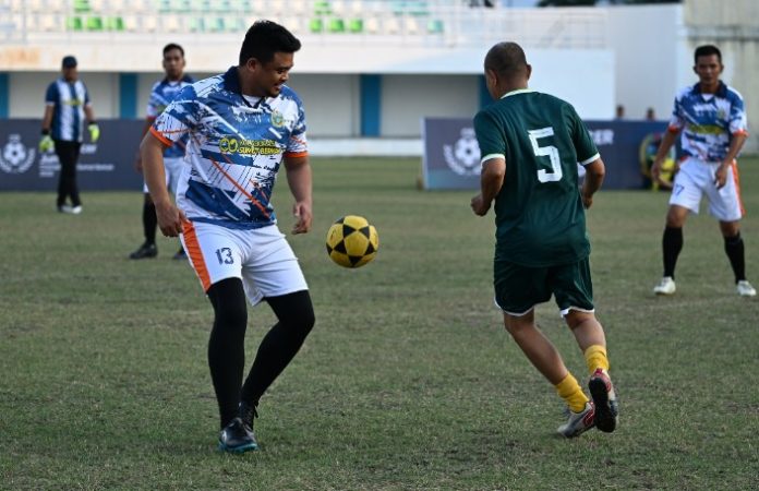 Teks Foto :  Gubernur Sumatera Utara (Sumut) Muhammad Bobby Afif Nasution membuka Kejuaraan Mini Soccer Jurnalis Championship (MSJC) Sumut Berkah 2025 di di Lapangan Sepakbola Mini Dispora Sumut, Jalan Willem Iskandar, Deliserdang, Jumat (20/6/2025). Selain menyaksikan pertandingan Gubernur juga ikut menunjukkan kebolehannya bermain di lapangan hijau. Bersama timnya yang diberi nama Tim Gubernur melakoni laga eksebisi melawan tim wartawan. (Foto : Ist) 
