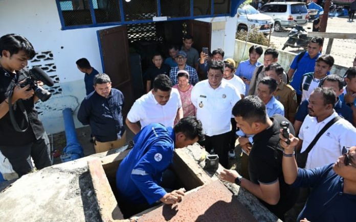 Teks Foto : Gubernur Sumatera Utara (Sumut) Bobby Nasution didampingi Bupati Samosir Vandiko Gultom melakukan sidak ke Reservoir milik PDAM Tirtanadi cabang Samosir, Senin (7/7/2025). (Foto : Ist) 