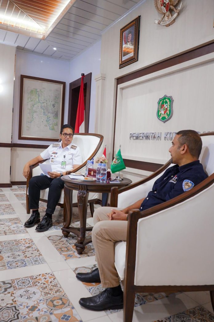 Rico Waas saat menerima jajaran pengurus organisasi olahraga roda dua, Rabu (09/07/2025) di ruang khusus wali kota. 