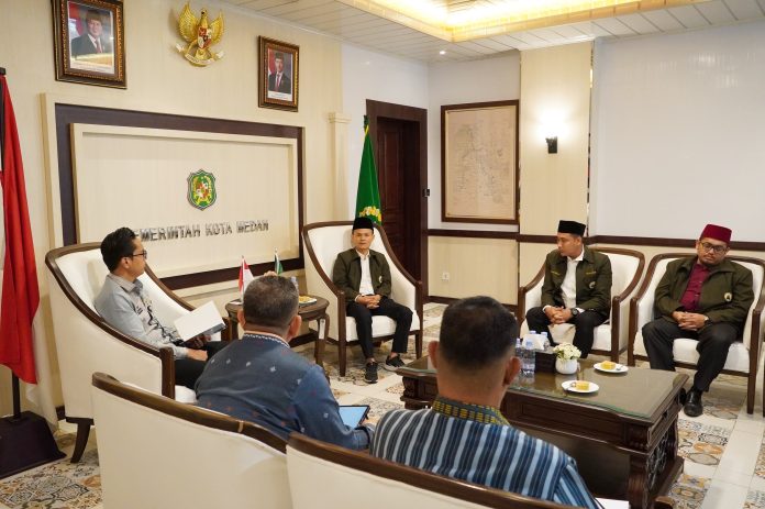 Wali Kota Medan, Rico Tri Putra Bayu Waas, saat menerima audiensi Ketua Dewan Masjid Indonesia (DMI) Medan Syafrizal Harahap beserta jajaran pengurus, di Ruang Khusus Wali Kota, Jumat (11/07/2025).