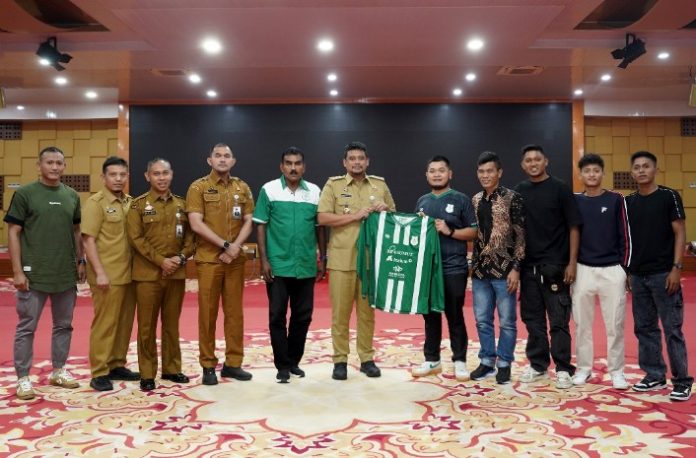 Teks Foto :  Gubernur Sumatera Utara (Sumut) M.Bobby Afif Nasution menerima audiensi Direktur Utama PSMS Ariffuddin Maulana Basri bersama para pengurus di Aula Tengku Rizal Nurdin, Jalan Sudirman Nomor 41, Medan, Senin (23/06/2025). (Foto : Ist) 