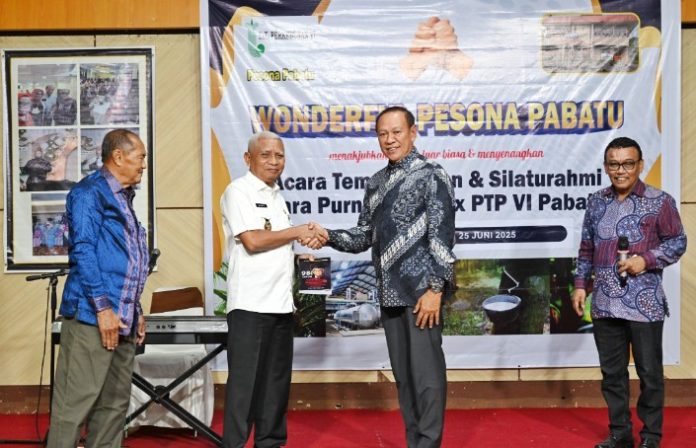 Teks Foto :  Wakil Gubernur Sumatera Utara (Sumut) Surya menghadiri Temu Kangen dan Silaturahmi bersama Para Purna Tugas Ex PTP VI Pabatu di Raz Plaza Jalan Dr. Mansyur Nomor 162 Medan, Rabu (25/6/2025). (Foto: Ist)