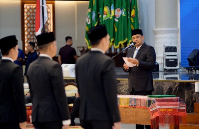 Teks Foto :  Gubernur Sumatera Utara (Sumut) Bobby Nasution melantik dan melakukan pengambilan Sumpah Janji Jabatan sebanyak 60 orang pejabat administrator dan pengawas pada lingkungan Pemerintah Provinsi Sumut di Aula Raja Inal Siregar, Kantor Gubernur Sumut Jalan Diponegoro Kota Medan, Jumat (04/07/2025) (Foto : Ist).