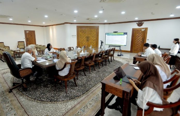 Teks Foto :  Wakil Gubernur Sumatera Utara (Sumut) Surya mengikuti rapat dengan Kementerian Koordinator Bidang Pangan mengenai Persiapan Peluncuran Koperasi Desa/Kelurahan Merah Putih yang dilaksanakan secara daring melalui aplikasi zoom meeting di ruang rapat Lantai 9 Kantor Gubernur Sumut, Jalan Pangeran Diponegoro 30 Kota Medan, Rabu (09/07/2025). (Foto : Ist).