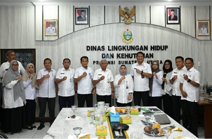 Teks Foto :  Wakil Gubernur Sumatera Utara (Sumut) Surya memimpin Rapat Evaluasi Retribusi Pengelolaan Retribusi Daerah Dinas Lingkungan Hidup dan Kehutanan (DLHK) Sumut di Kantor DLHK Sumut, Jalan Sisingamangaraja Nomor 14, Medan, Rabu (09/07/2025). (Foto : Ist) 