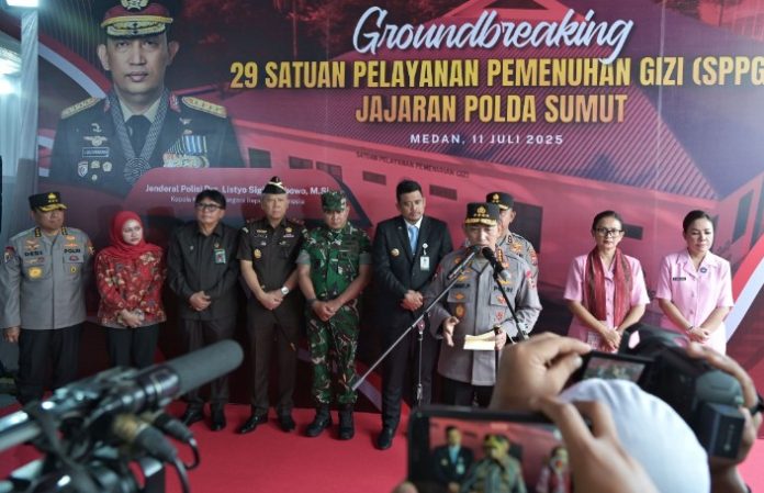 Teks Foto : Gubernur Sumatera Utara (Sumut) Bobby Nasution mendampingi Kapolri Jenderal Polisi Listyo Sigit Prabowo melakukan groundbreaking pembangunan 29 Satuan Pelayanan Pemenuhan Gizi (SPPG) jajaran Polda Sumut, di Mapolda Sumut Jalan SM Raja Medan, Jumat (11/07/2025). (Foto : Ist) 